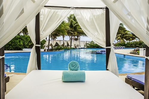 Desire Pearl | Poolside lounge beds